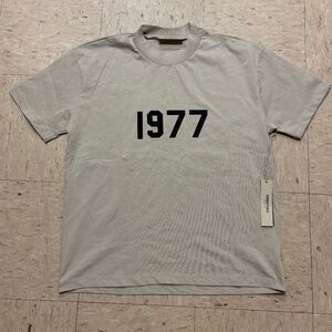 Fear of God Essentials “1977” Tee – Light Oatmeal